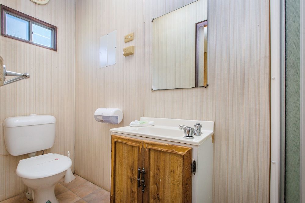 Discovery Parks - Lake Hume, New South Wales Economy 2 Bedroom Cabin - Sleeps 4 2