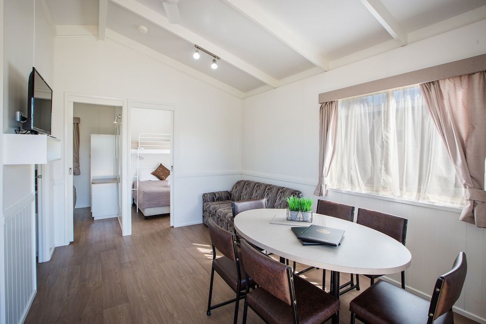 Discovery Parks - Lake Hume, New South Wales Superior 2 Bedroom Waterview Cabin 4