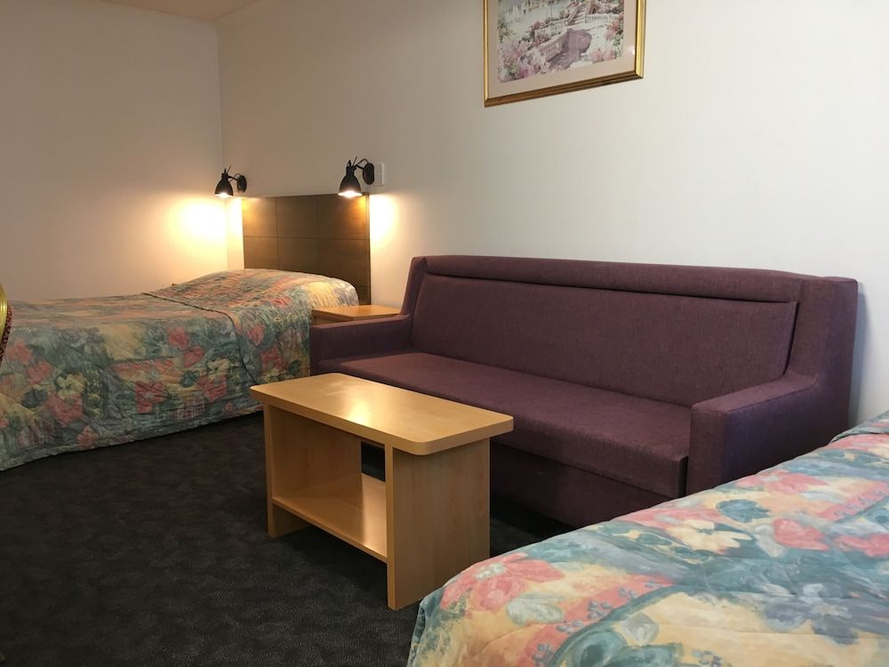 Edgecliff Lodge Motel Family Room 3