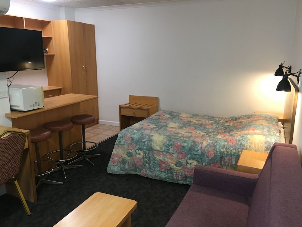 Edgecliff Lodge Motel Family Room 2