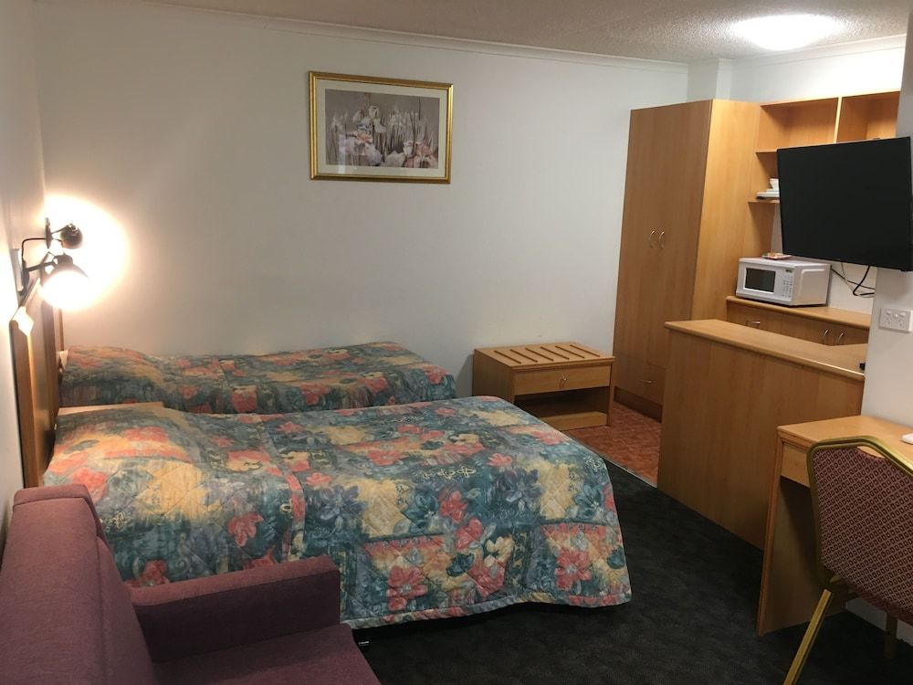 Edgecliff Lodge Motel Twin Beds Room