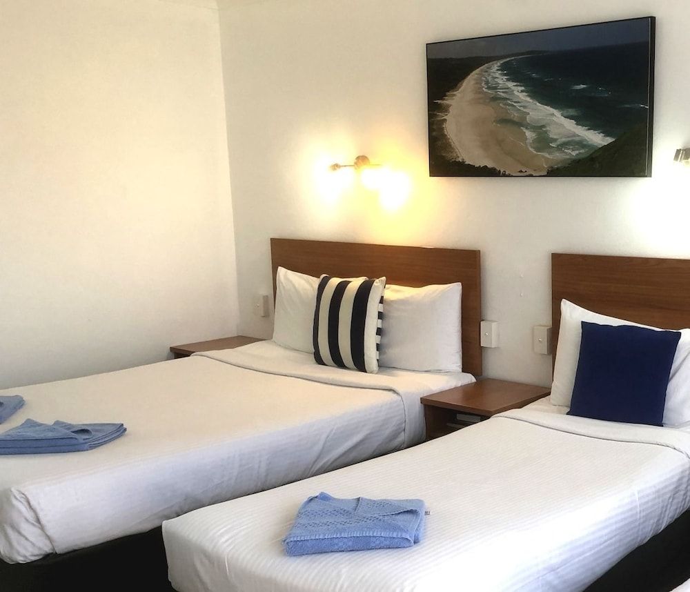 Port O'call Motel Basic Room (Queen and Single Bed)