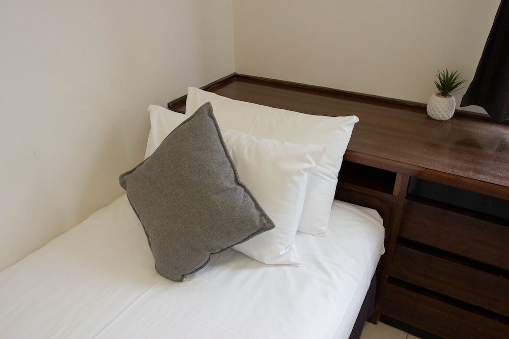 Wiley Park Hotel Single Room, Shared Bathroom