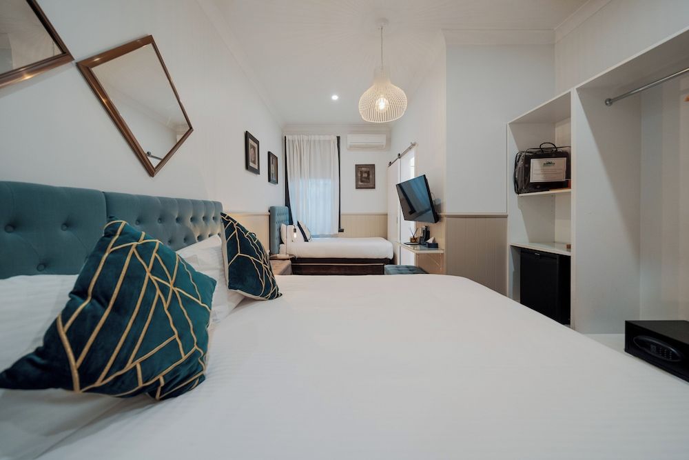 Cremorne Point Manor Deluxe Triple Room