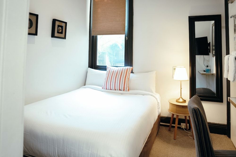 Cremorne Point Manor Double Room with Shared Bathroom 6