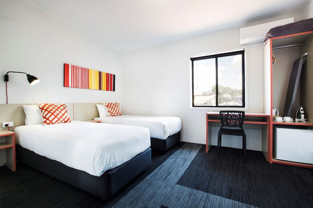 Villawood Hotel King room with shared bathroom 3
