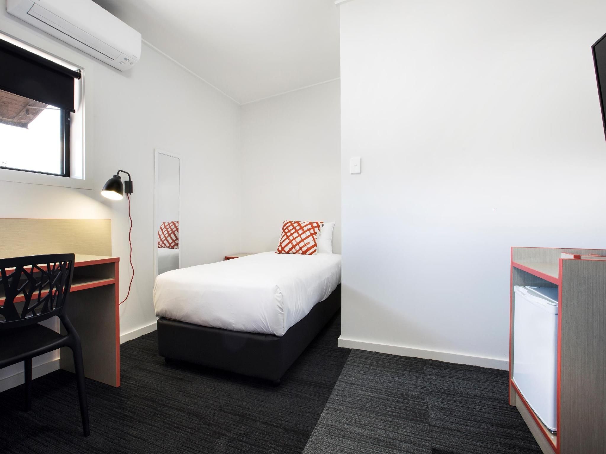 Villawood Hotel Single Room with Shared Bathroom 2