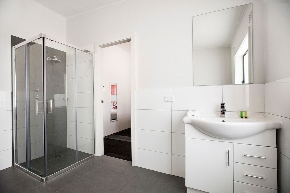 Villawood Hotel King Studio (ensuite) 6