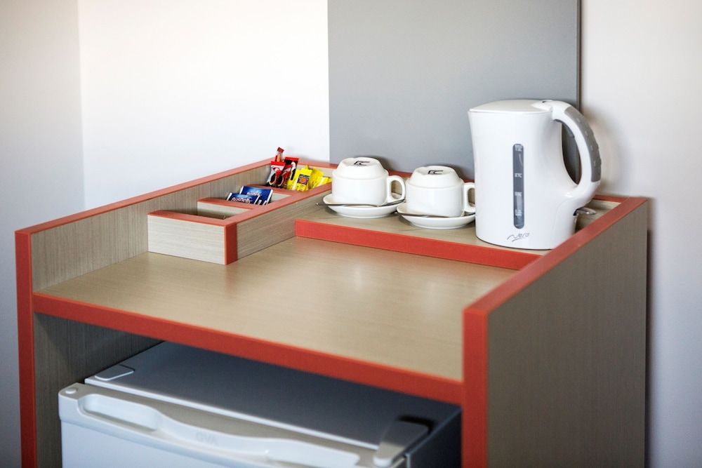 Villawood Hotel King room with shared bathroom 11
