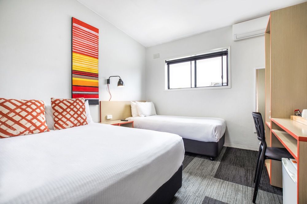 Villawood Hotel Triple Room, Shared Bathroom