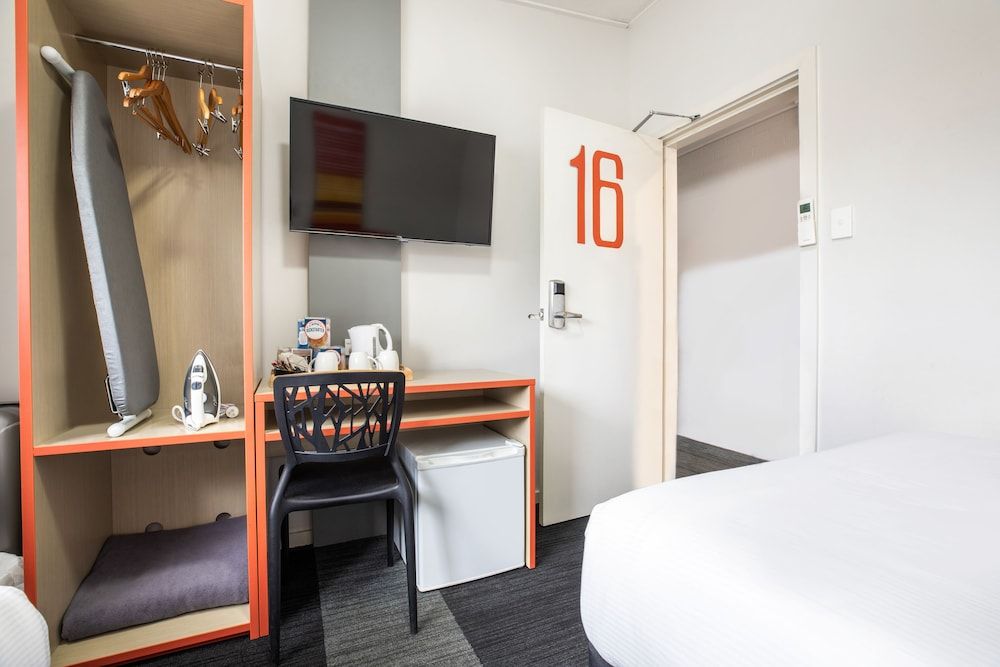 Villawood Hotel Triple Room, Shared Bathroom 2