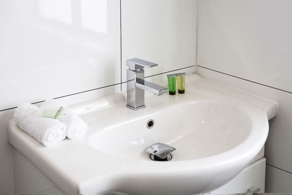 Villawood Hotel King room with shared bathroom 9