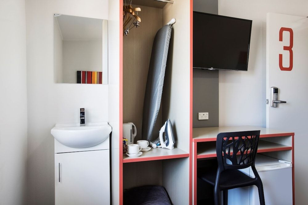 Villawood Hotel King room with shared bathroom 10