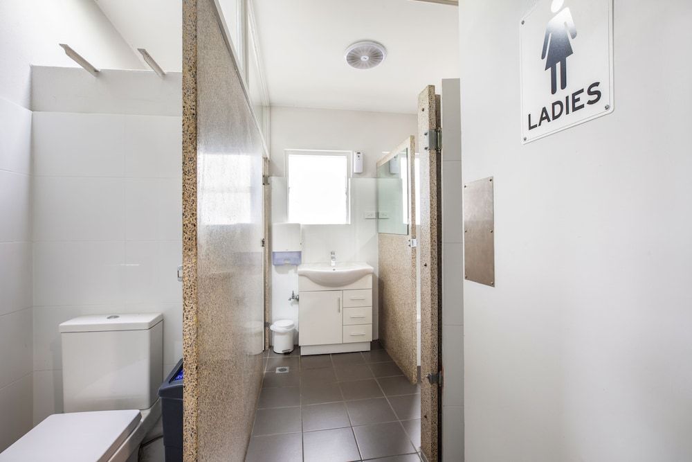 Villawood Hotel King room with shared bathroom 8