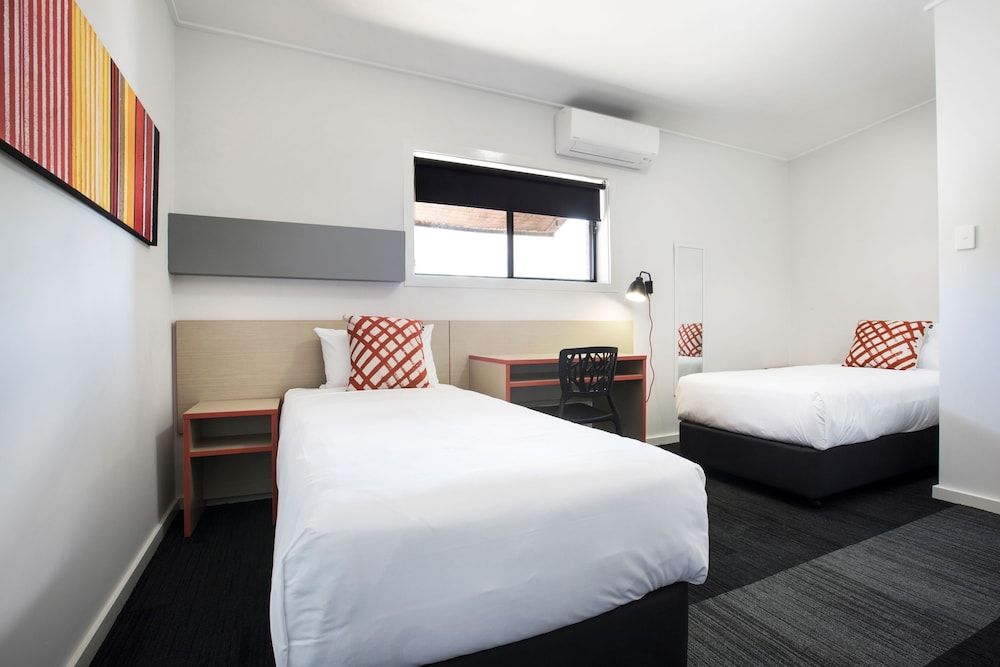 Villawood Hotel King room with shared bathroom 4