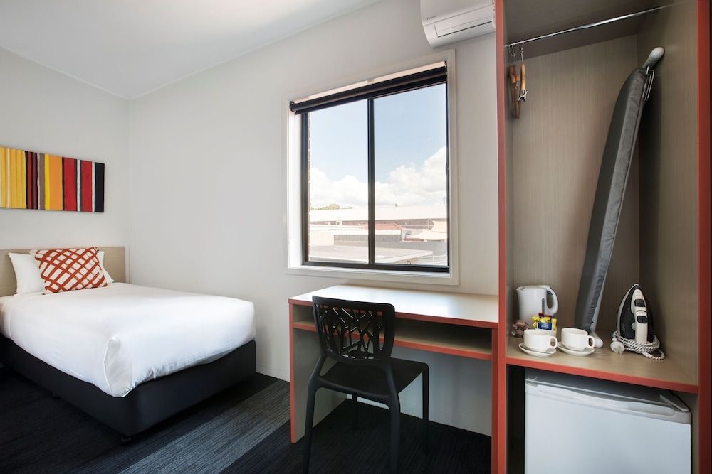 Villawood Hotel King room with shared bathroom 2