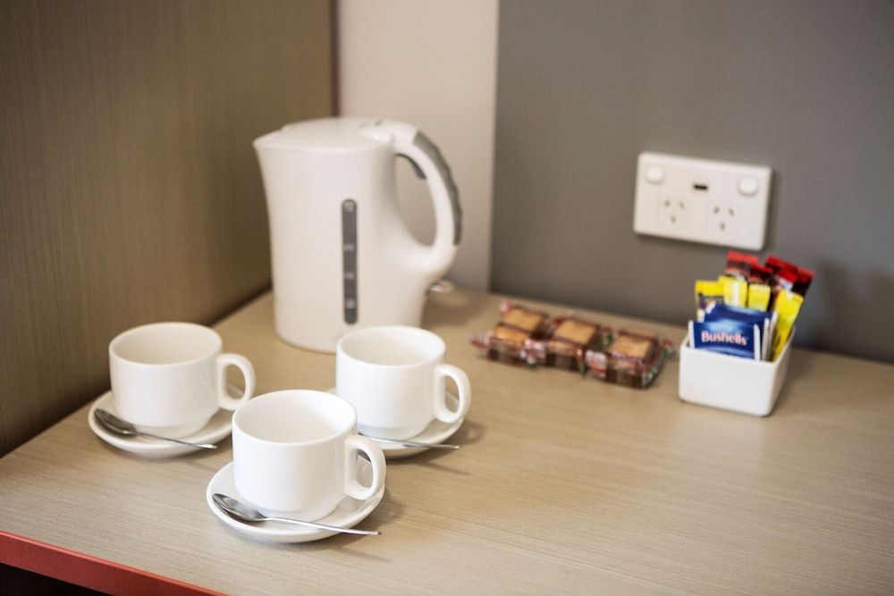 Villawood Hotel Triple Room, Shared Bathroom 8