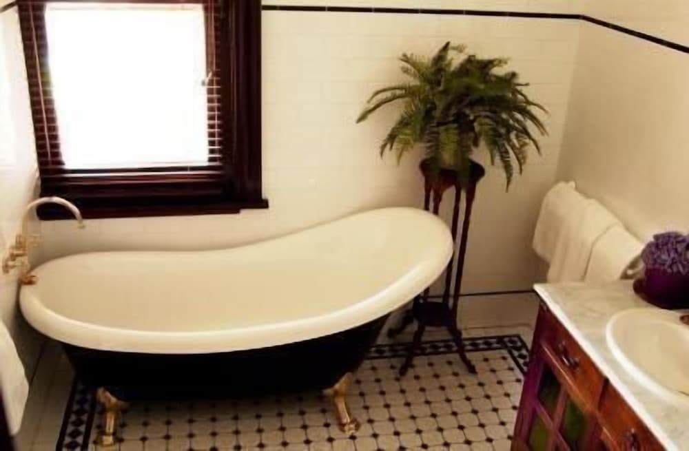 Petersons Armidale Winery & Guesthouse Superior Room, Non Smoking, Bathtub (Romance Suite)