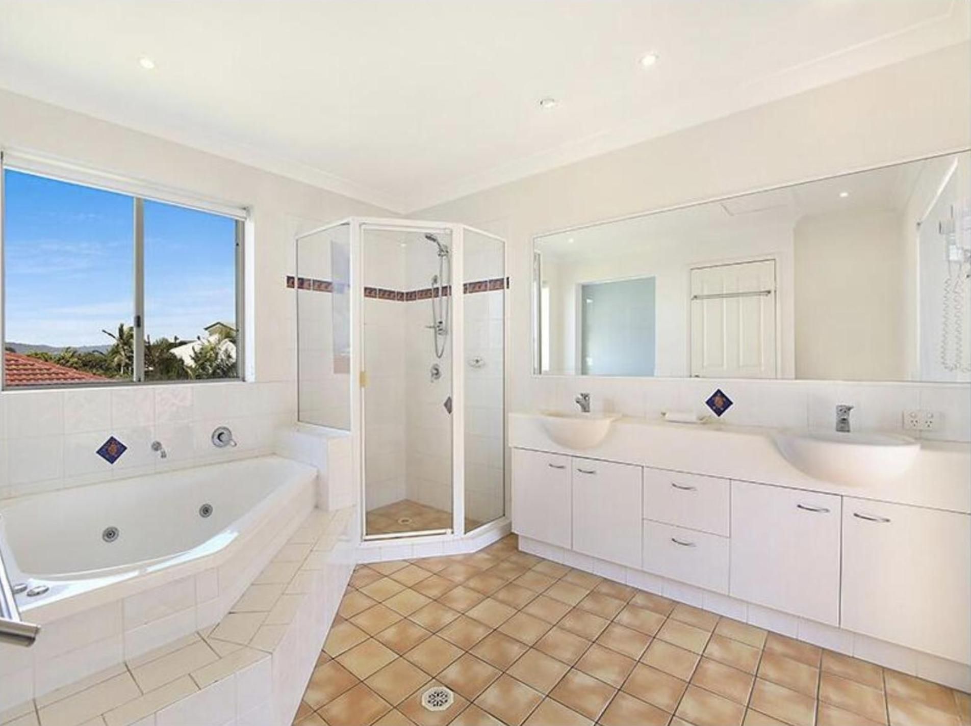 Deluxe Two-Bedroom Apartment with Spa Bath - Split Level