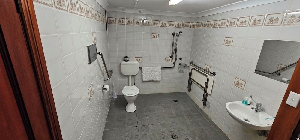 A Railway Lodge Standard Twin Room, Multiple Beds, Refrigerator 2