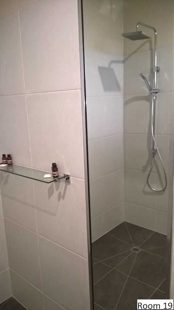 Moe Motor Inn Room 19: Queen Deluxe Room with 50 inch Smart TV located onon First Floor 3