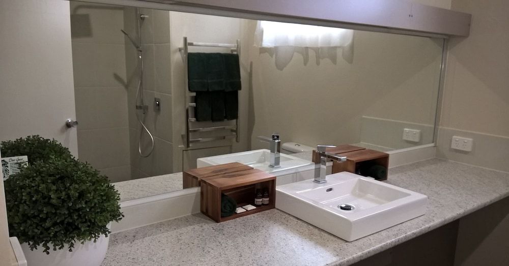 Moe Motor Inn Room 26: Family Room with 50 inch Smart TV located on First Floor 4