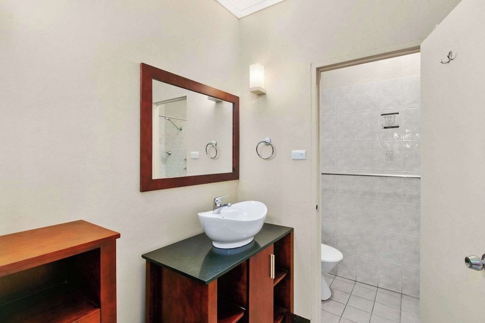 Comfort Inn Whyalla Standard Room, 1 King Bed, Non Smoking, Ground Floor 3