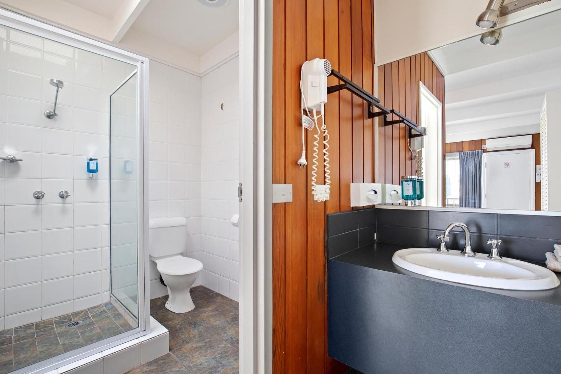 Banjo Paterson Motor Inn Superior Queen Room 3