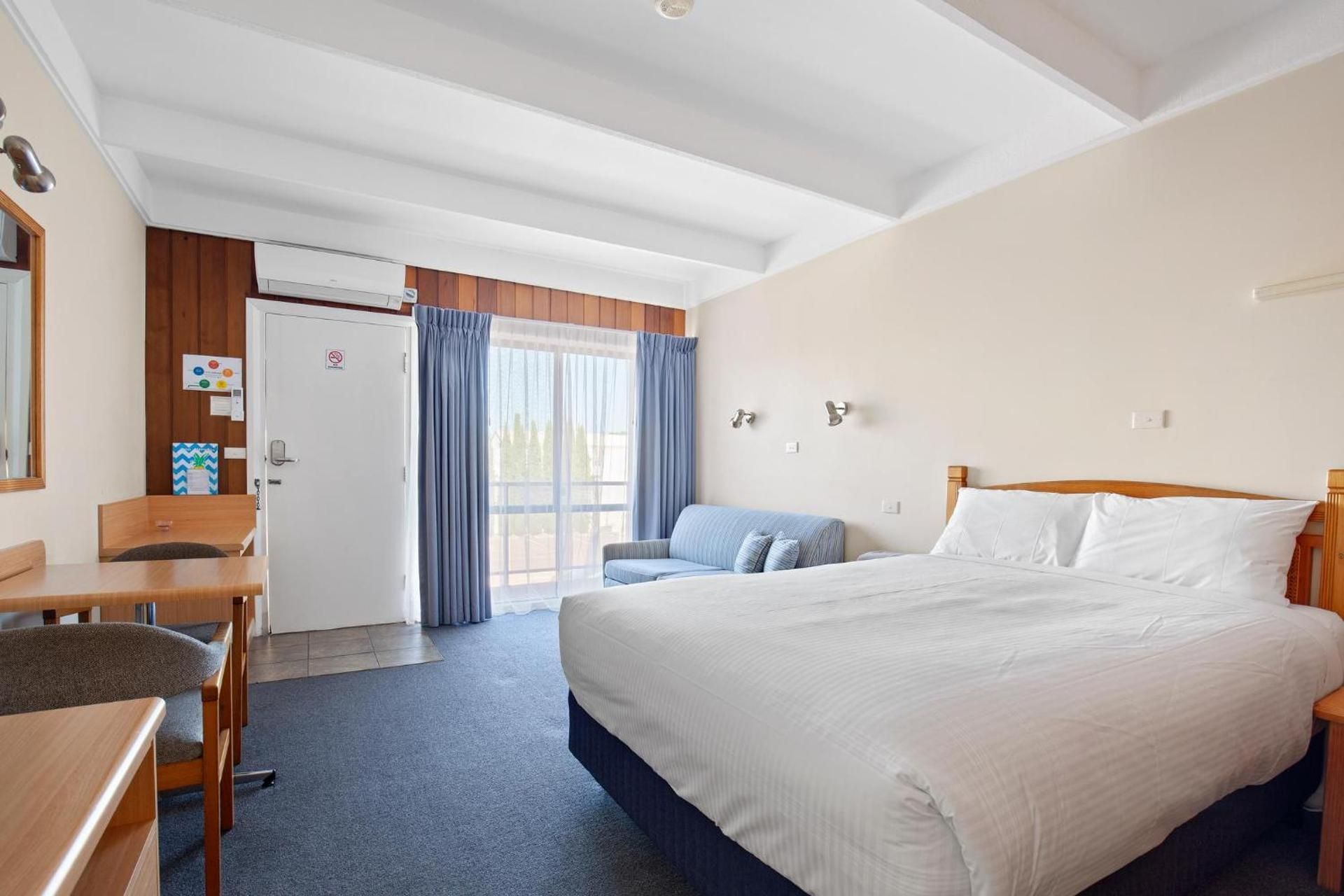 Banjo Paterson Motor Inn Superior Queen Room