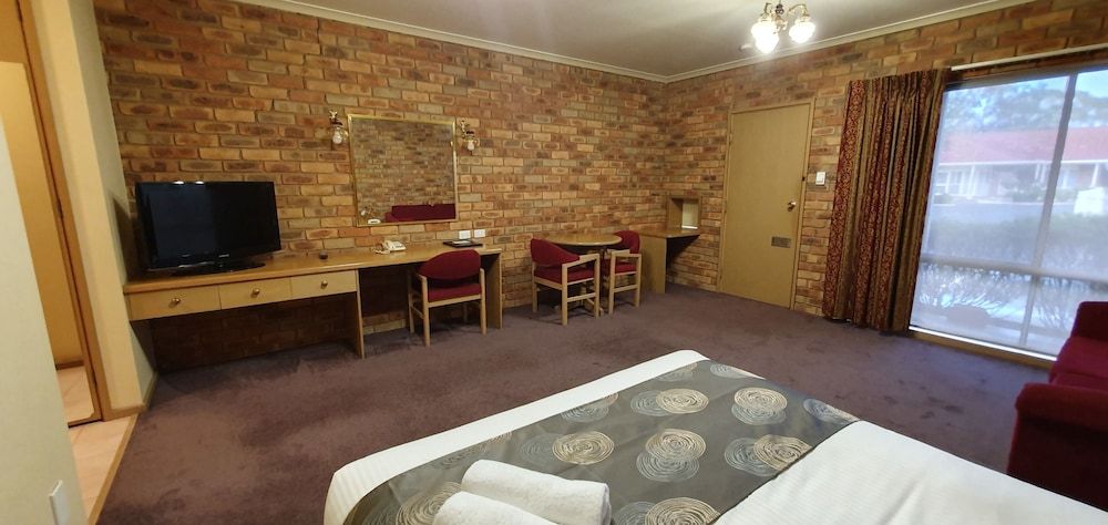 Pines Country Club Motor Inn Queen Room 4