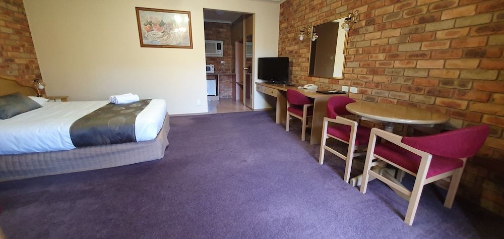 Pines Country Club Motor Inn Queen Room 3