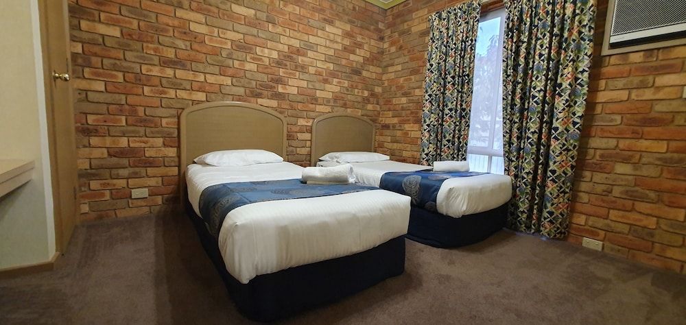 Pines Country Club Motor Inn Family Room 2