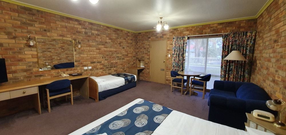 Pines Country Club Motor Inn Family Room 3