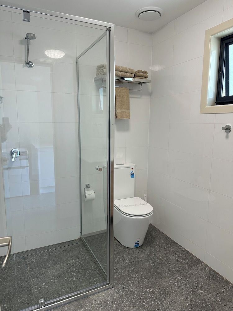 Travellers Motor Village Deluxe Double Room 10