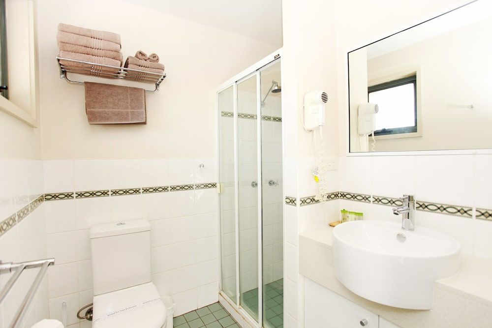 Travellers Motor Village Executive Double Room 5