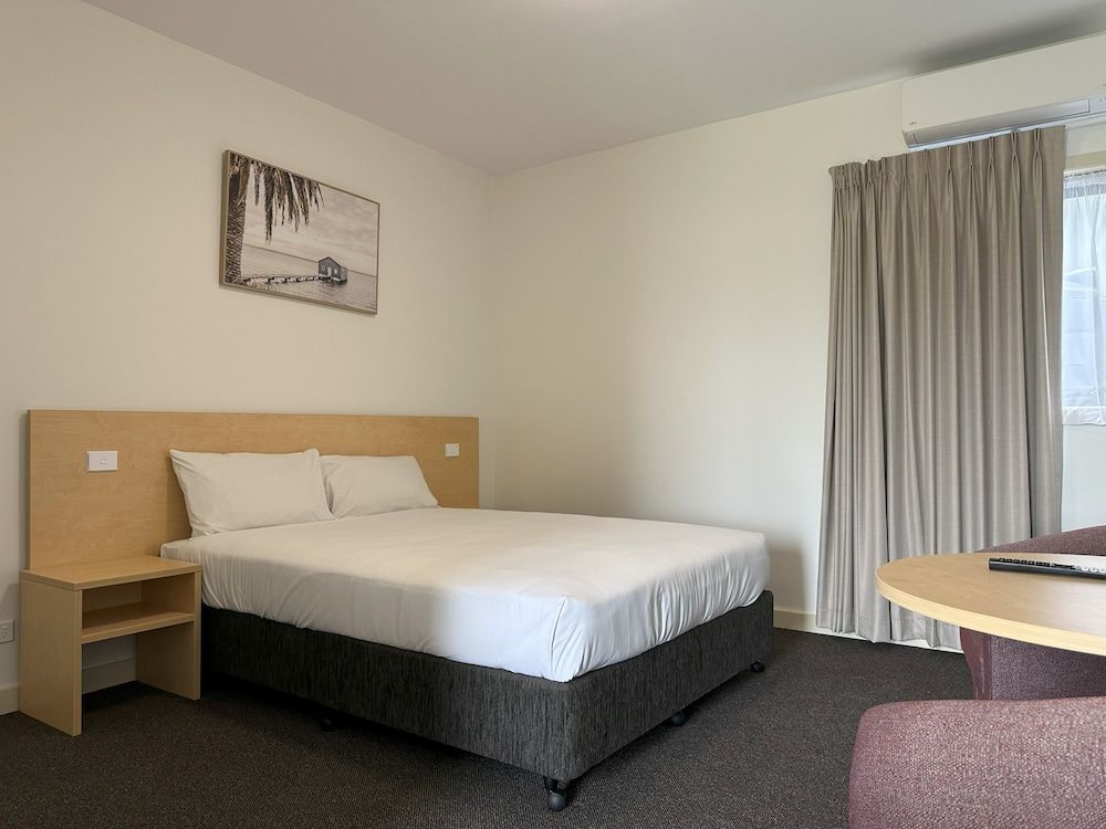Travellers Motor Village Deluxe Double Room 7