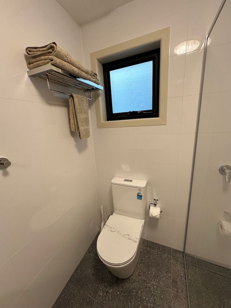 Travellers Motor Village Deluxe Double Room 11