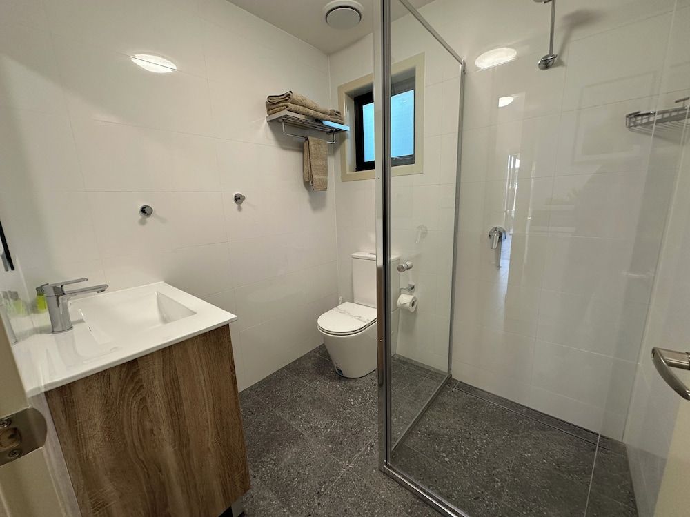 Travellers Motor Village Deluxe Double Room 12