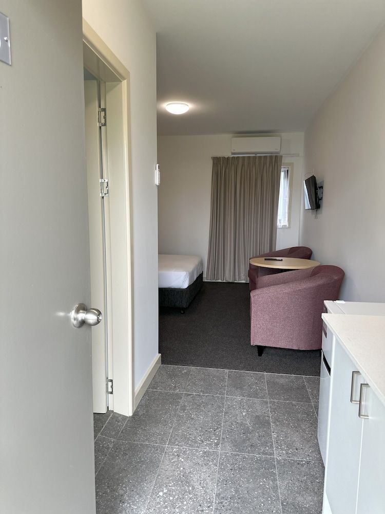 Travellers Motor Village Deluxe Double Room 18