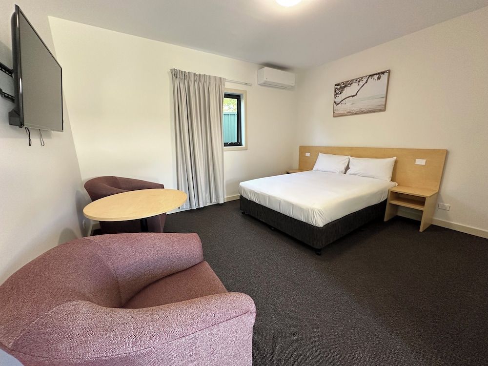 Travellers Motor Village Deluxe Double Room 4