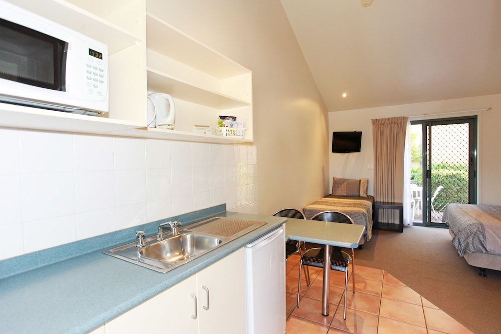 Travellers Motor Village Executive Double Room 8