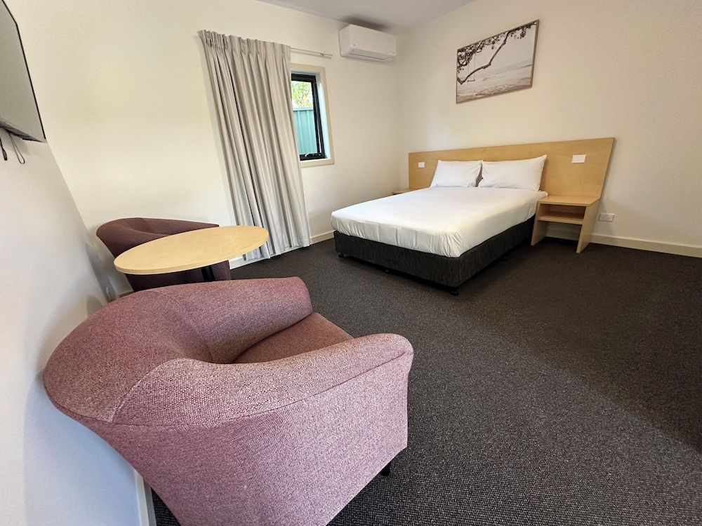 Travellers Motor Village Deluxe Double Room 2