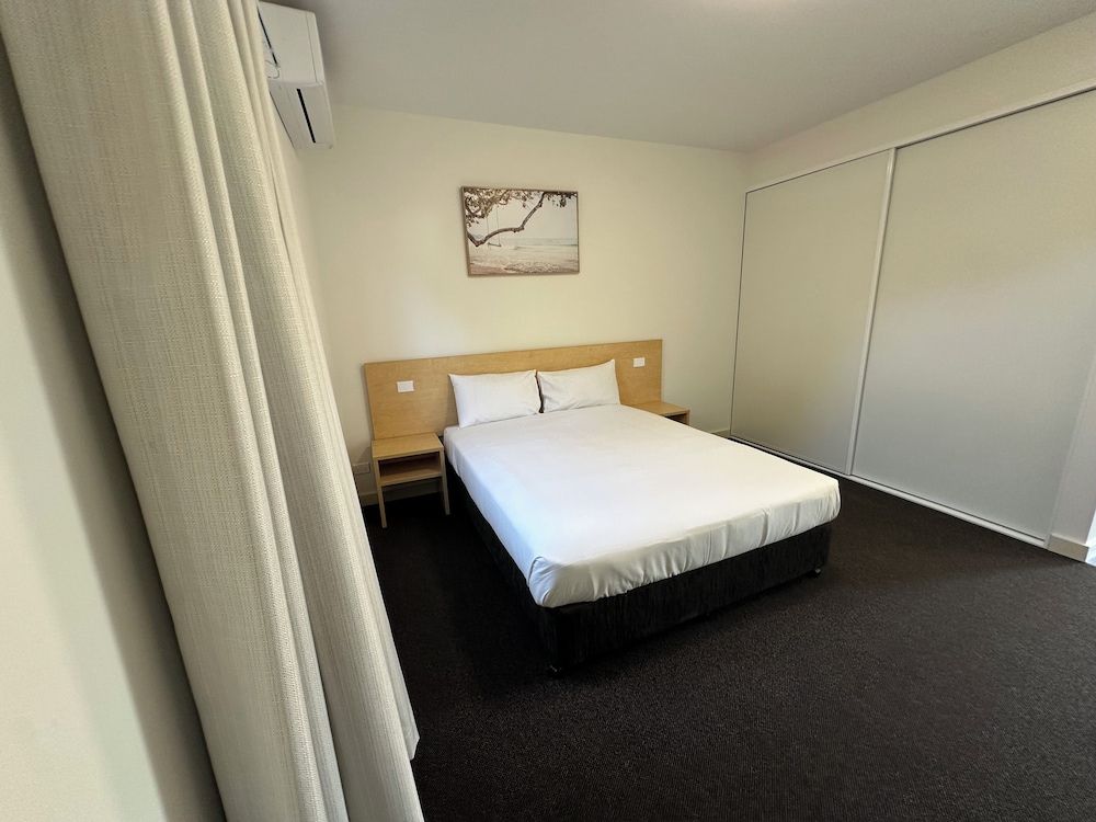 Travellers Motor Village Deluxe Double Room 3