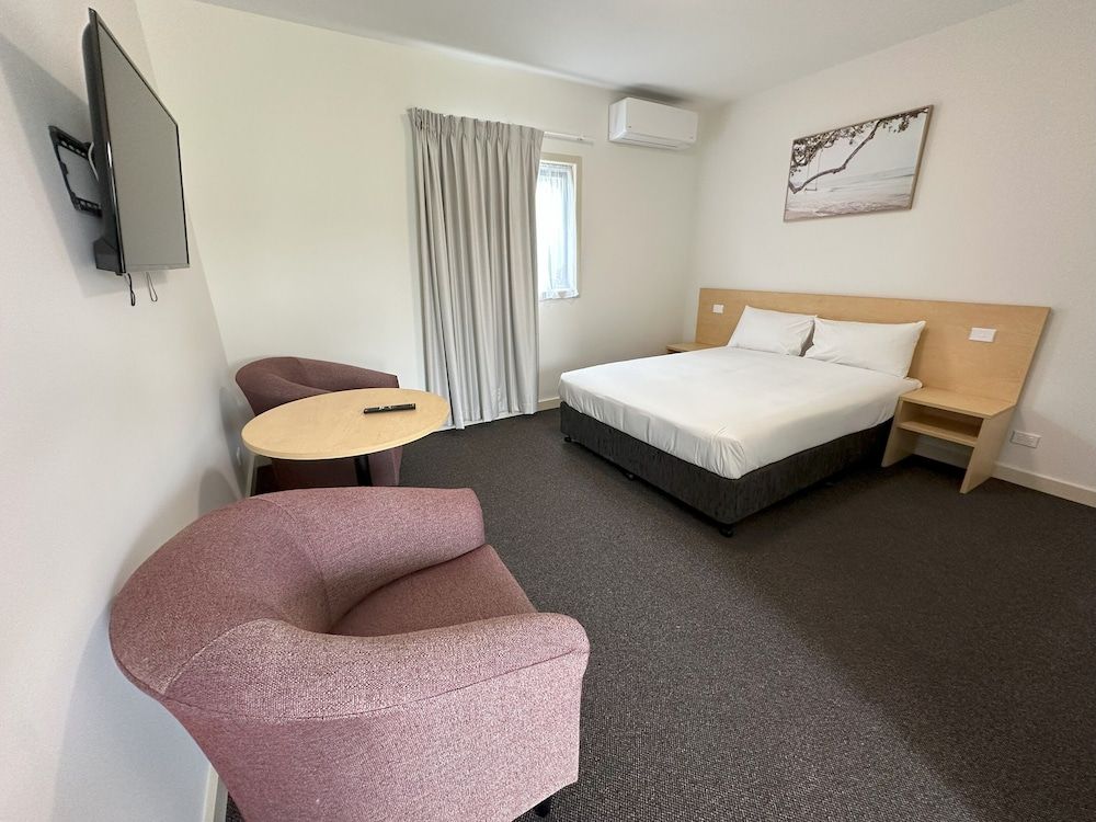 Travellers Motor Village Deluxe Double Room 6