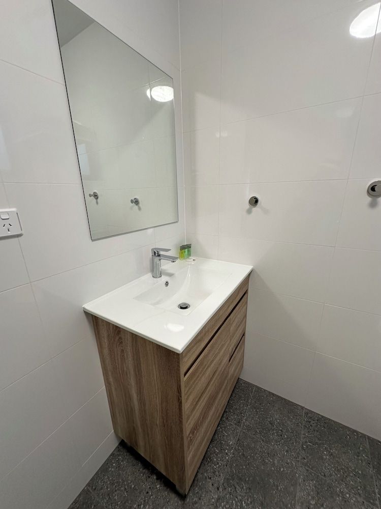 Travellers Motor Village Deluxe Double Room 13