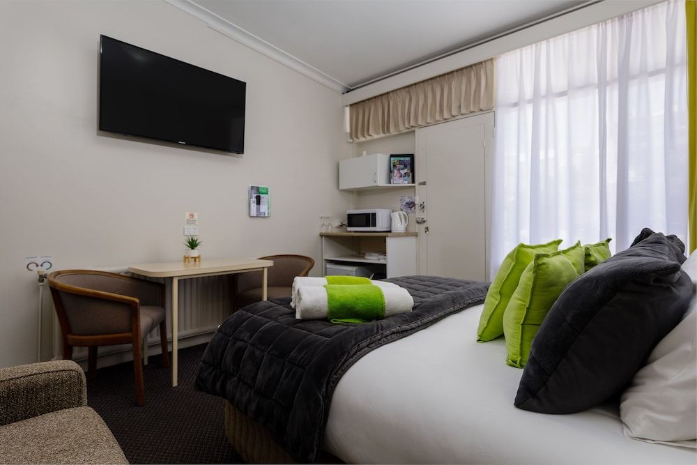 Oval Motel Queen Room