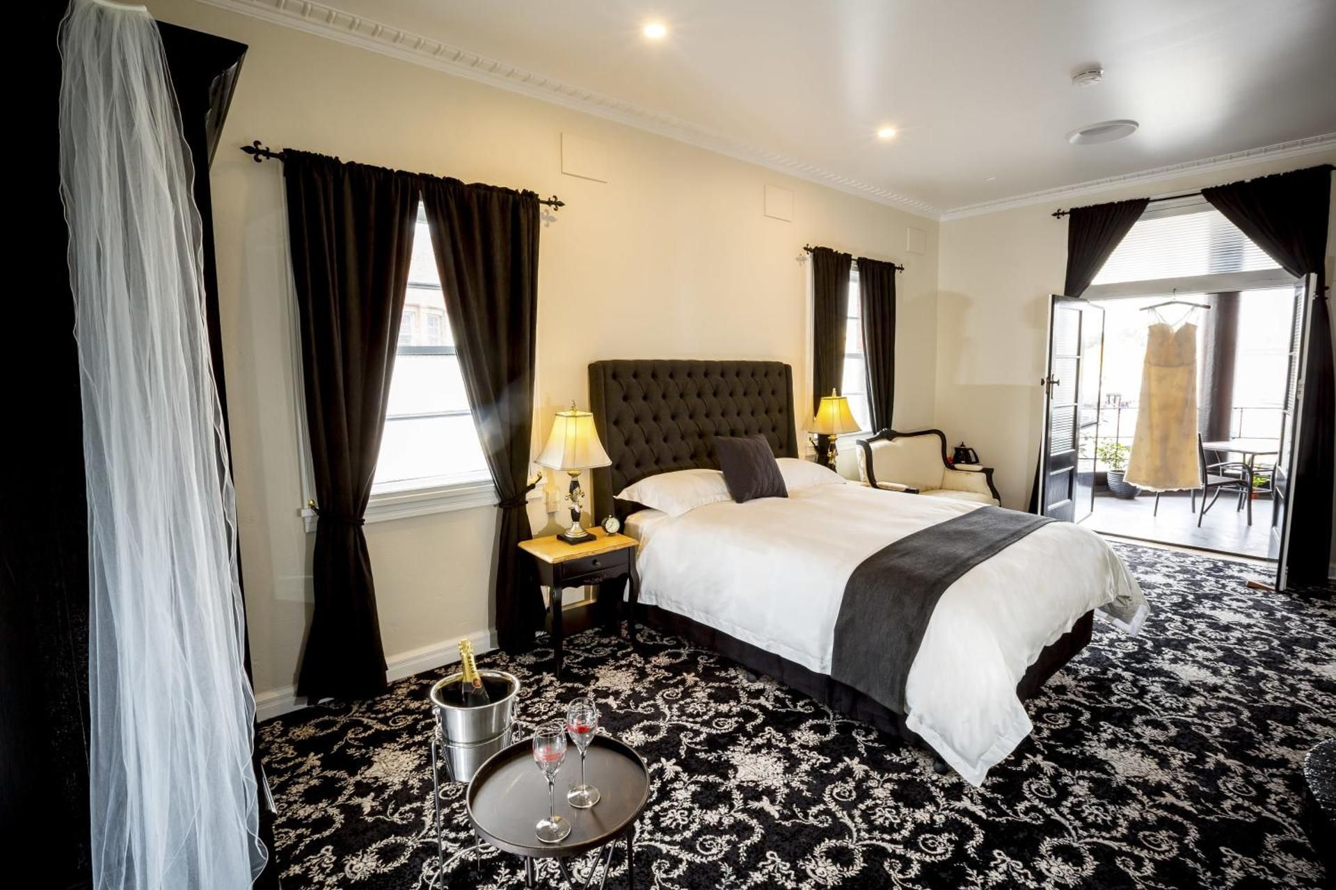 Deluxe Queen Room with Balcony (no pets)