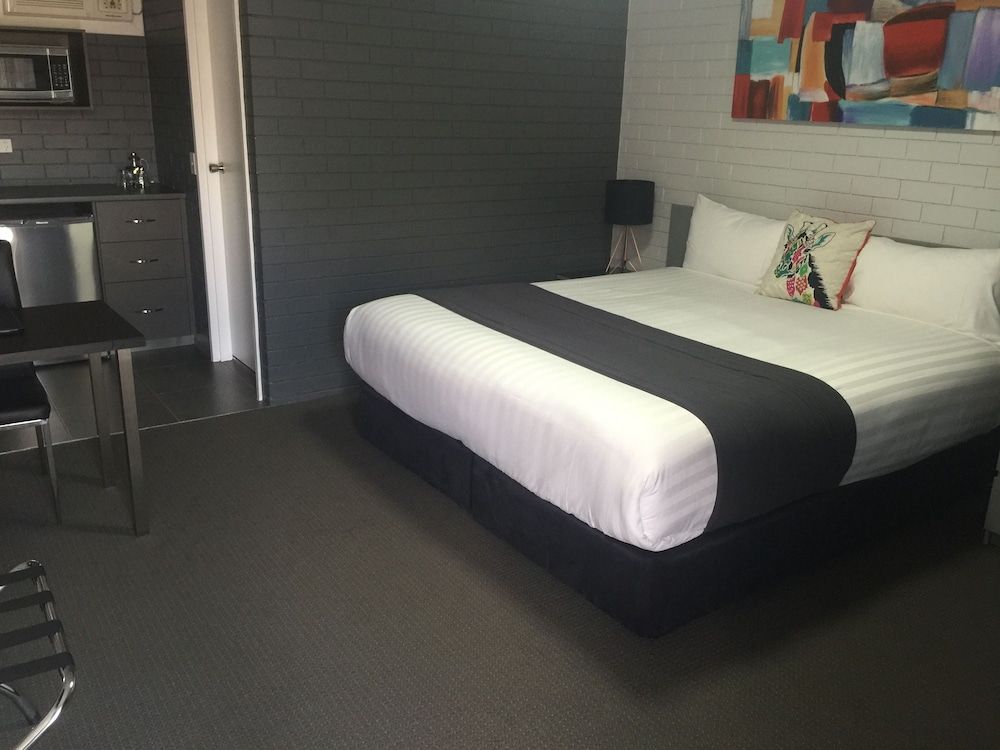 Executive Suite, 1 King Bed, Non Smoking, Kitchenette