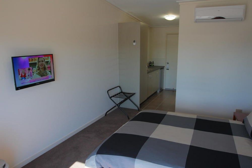 Black Rock Inn Standard Room, Non Smoking, Kitchenette (Queen Disabled) 2