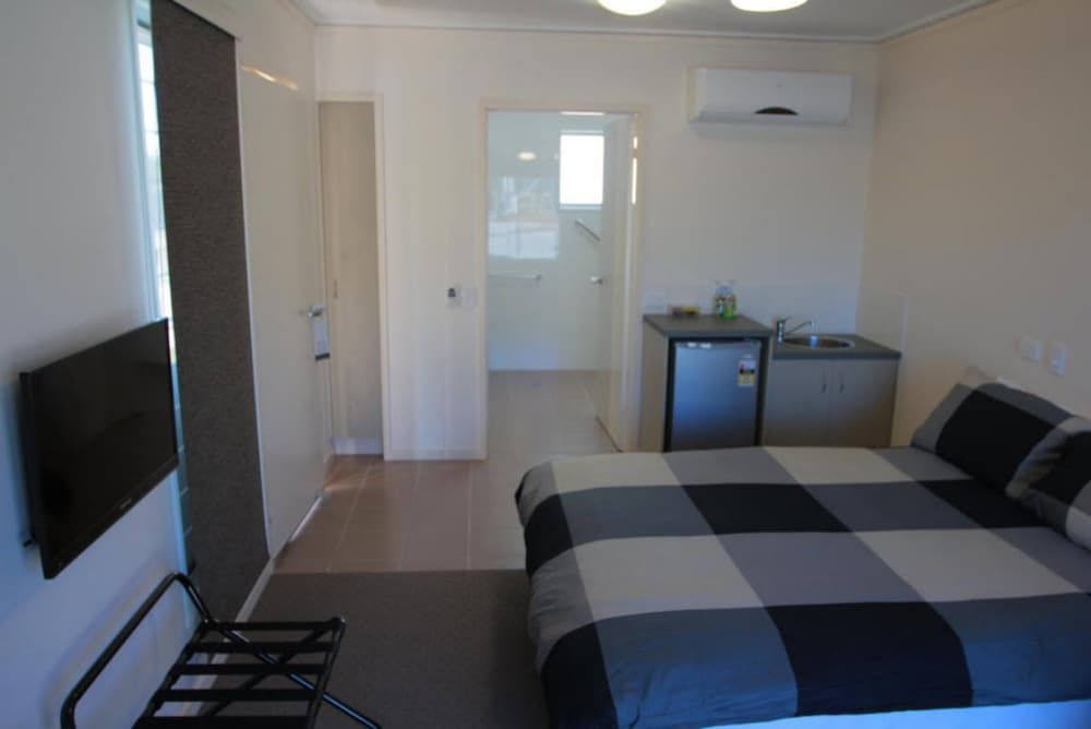 Black Rock Inn Standard Room, Non Smoking, Kitchenette (Queen Disabled) 3